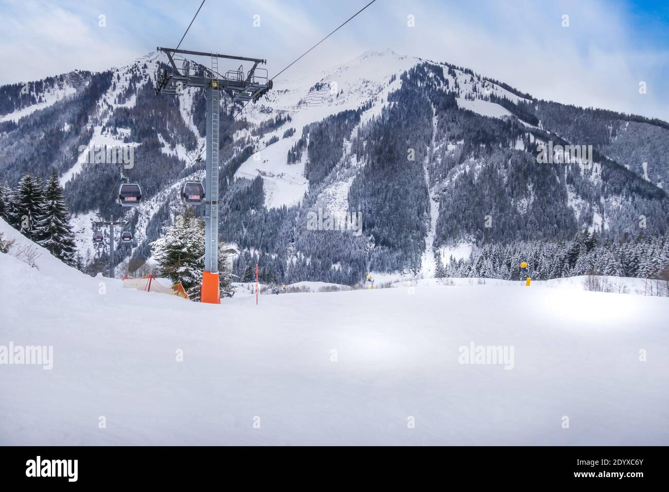 Saalbach, Österreich - 2. März 2020: Seilbahnkabinen und Skipiste des winterresort australien Stockfoto