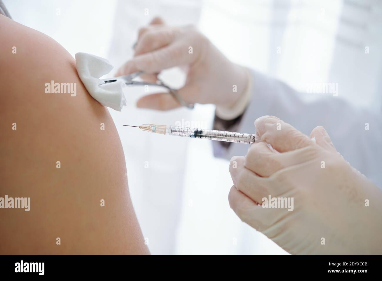 Krankenschwester Impfung patient Stockfoto