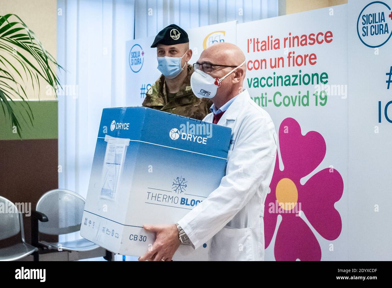 Palermo, Italien. Dezember 2020. Dr. Francesco Gervasi erhält die Impfstoffe vom Vertreter der italienischen Armee. Das Krankenhaus „Civico“ in Palermo startet die Impfkampagne Covid-19 in Sizilien. Nachdem die italienische Armee den Impfstoff Pfizer-BioNTech COVID-19 an Dr. Francesco Gervasi abgegeben hatte, der ihn in der Onkologie-Abteilung eingelagert hatte, war eine erste Gruppe von gefährdeten medizinischen und medizinischen Mitarbeitern am Morgen geimpft worden." Kredit: SOPA Images Limited/Alamy Live Nachrichten Stockfoto