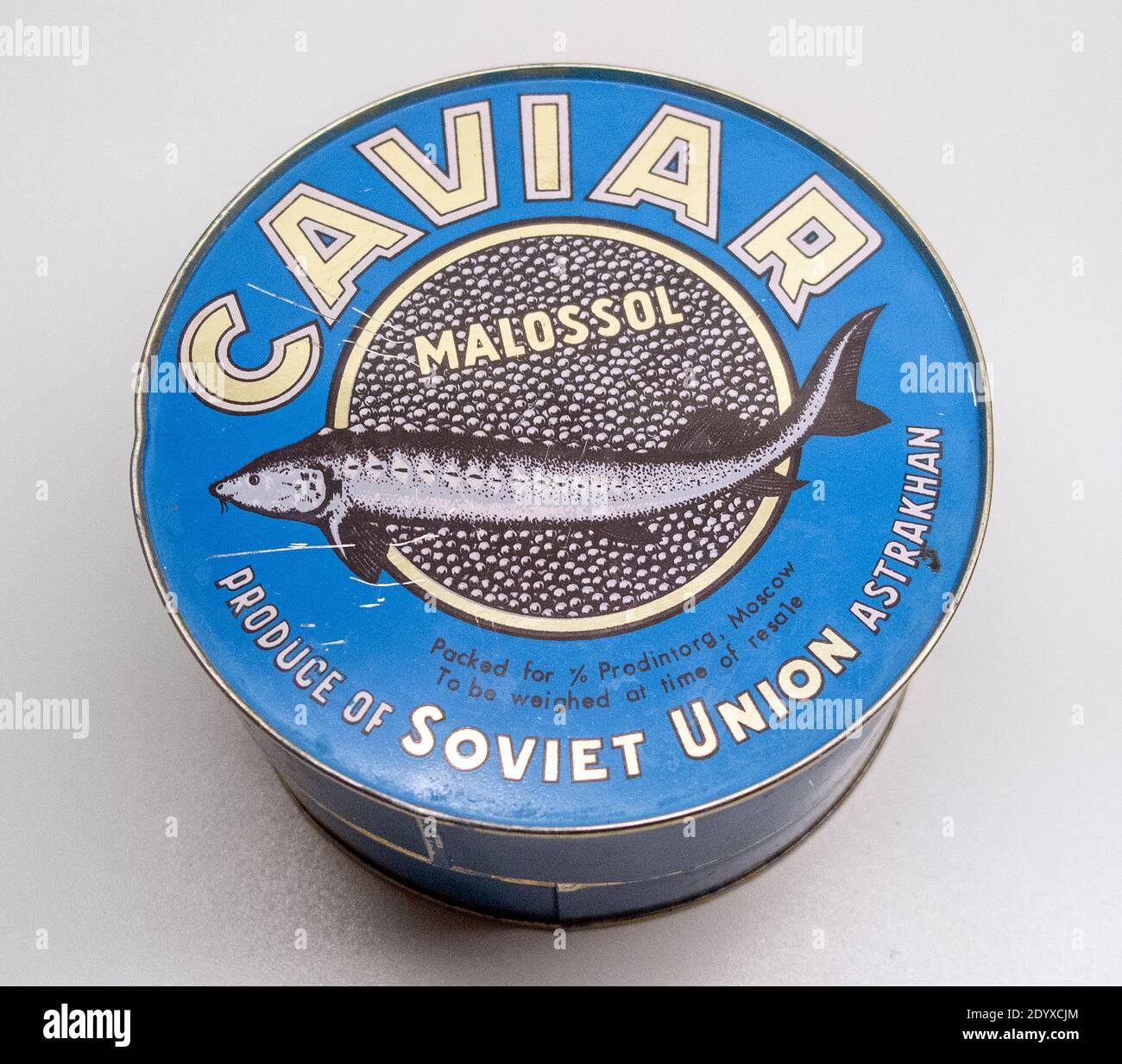 Kiste von russischen leicht gesalzen Beluga Stör schwarzen Kaviar aus sowjetunion isoliert auf weißem Hintergrund Stockfoto