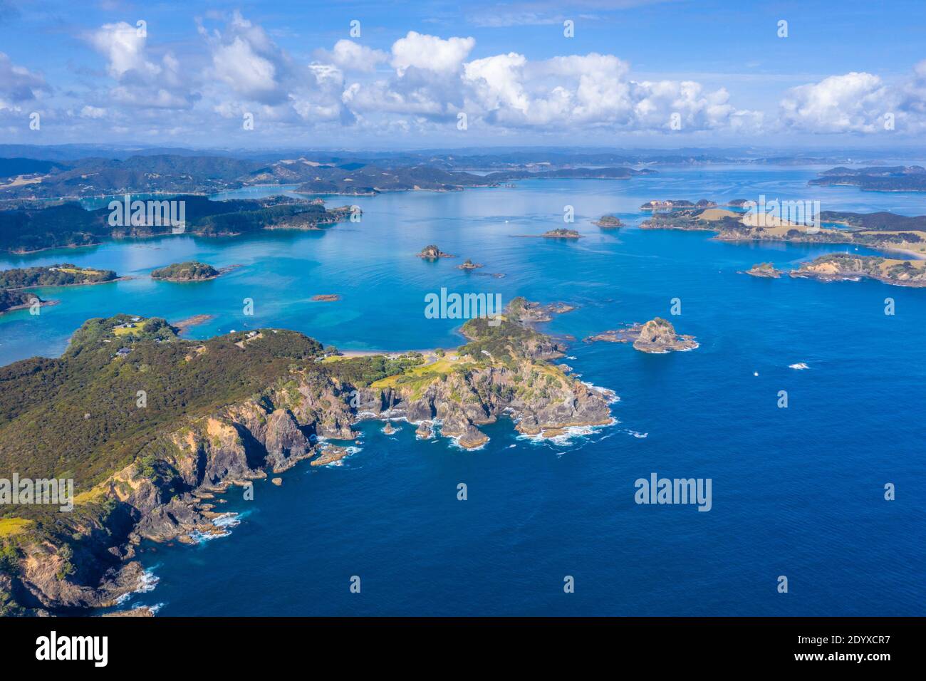Luftaufnahme der Bucht von Inseln in Neuseeland Stockfoto