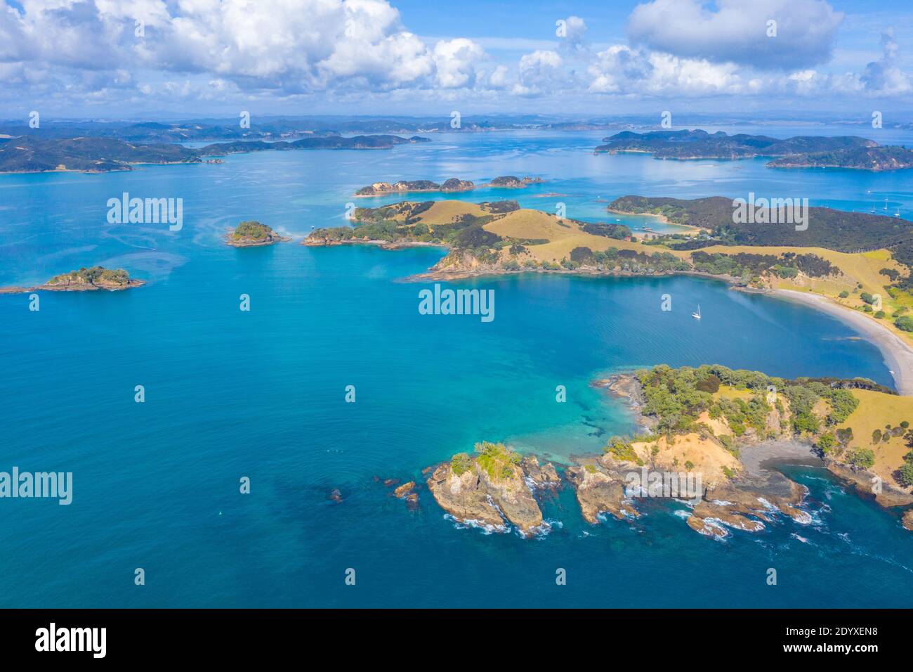 Luftaufnahme der Bucht von Inseln in Neuseeland Stockfoto