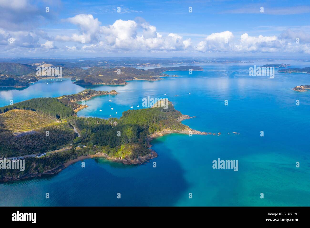 Luftaufnahme der Bucht von Inseln in Neuseeland Stockfoto