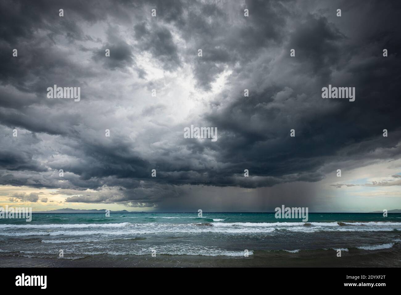Gewitterwolken mit Regenschauern ziehen über die Insel Elba und das Tyrrhenische Meer an die toskanische Küste nahe Punta Ala, Toskana, Italien Stockfoto