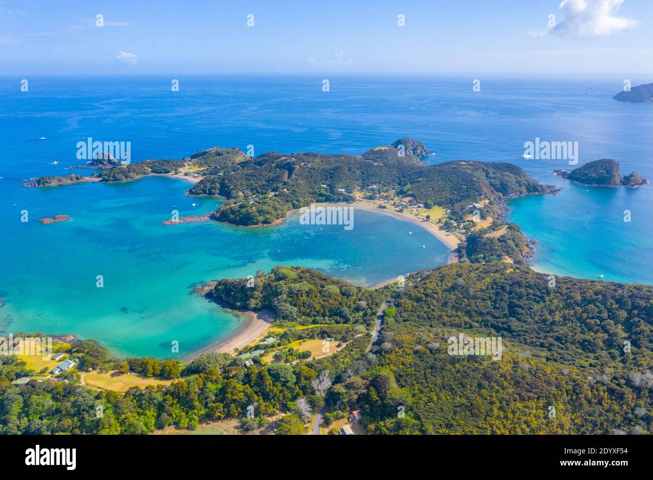 Luftaufnahme der Kaimarama Bucht an der Bucht der Inseln Neuseeland Stockfoto