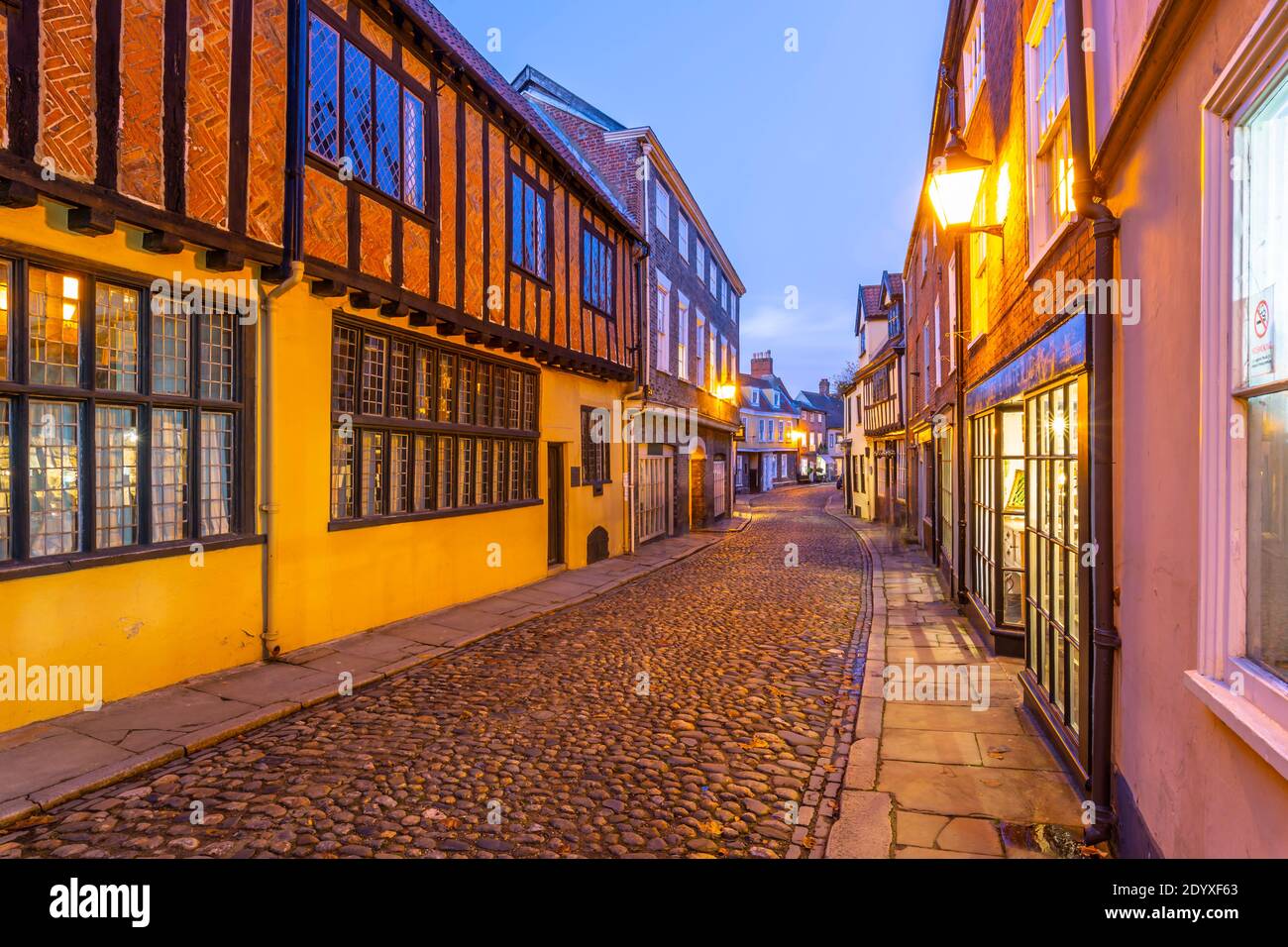 Blick auf die gepflasterte Straße und Architektur von Elm Hill in der Abenddämmerung, Norwich, Norfolk, England, Großbritannien, Europa Stockfoto