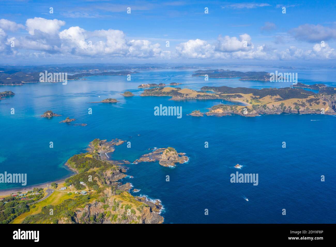 Luftaufnahme der Bucht von Inseln in Neuseeland Stockfoto