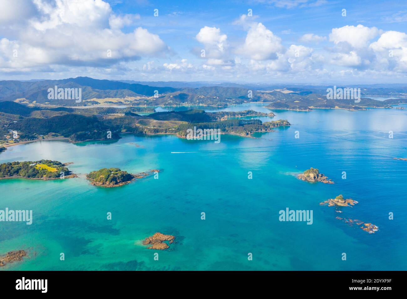 Luftaufnahme der Bucht von Inseln in Neuseeland Stockfoto