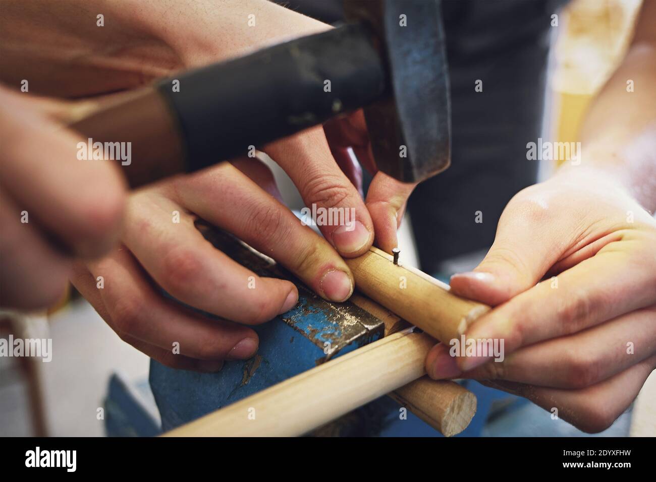 Handgefertigt in einer Tischlerwerkstatt. Männliche Hände schließen während der Arbeit. Stockfoto