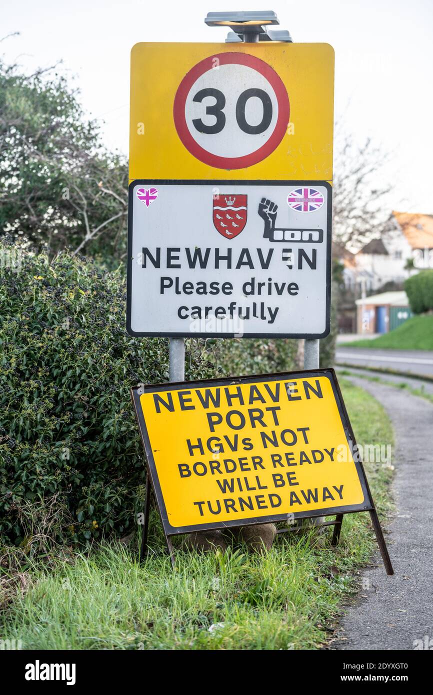 Ein Schild, auf dem LKW-Fahrer darauf hinsehen, dass sie "grenzbereit" sein müssen, um die Fähre nach Frankreich zu bekommen, da der Brexit nur eine Woche entfernt ist. A259, Newhaven, East Sussex, Großbritannien. Stockfoto