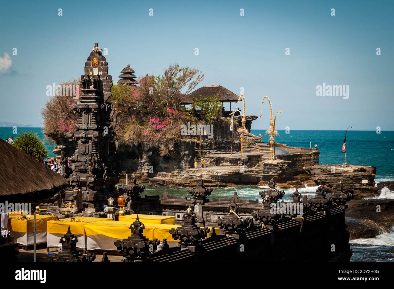 Nahaufnahme des Tanah Lot Tempels an einem sonnigen Sommer Tag Stockfoto