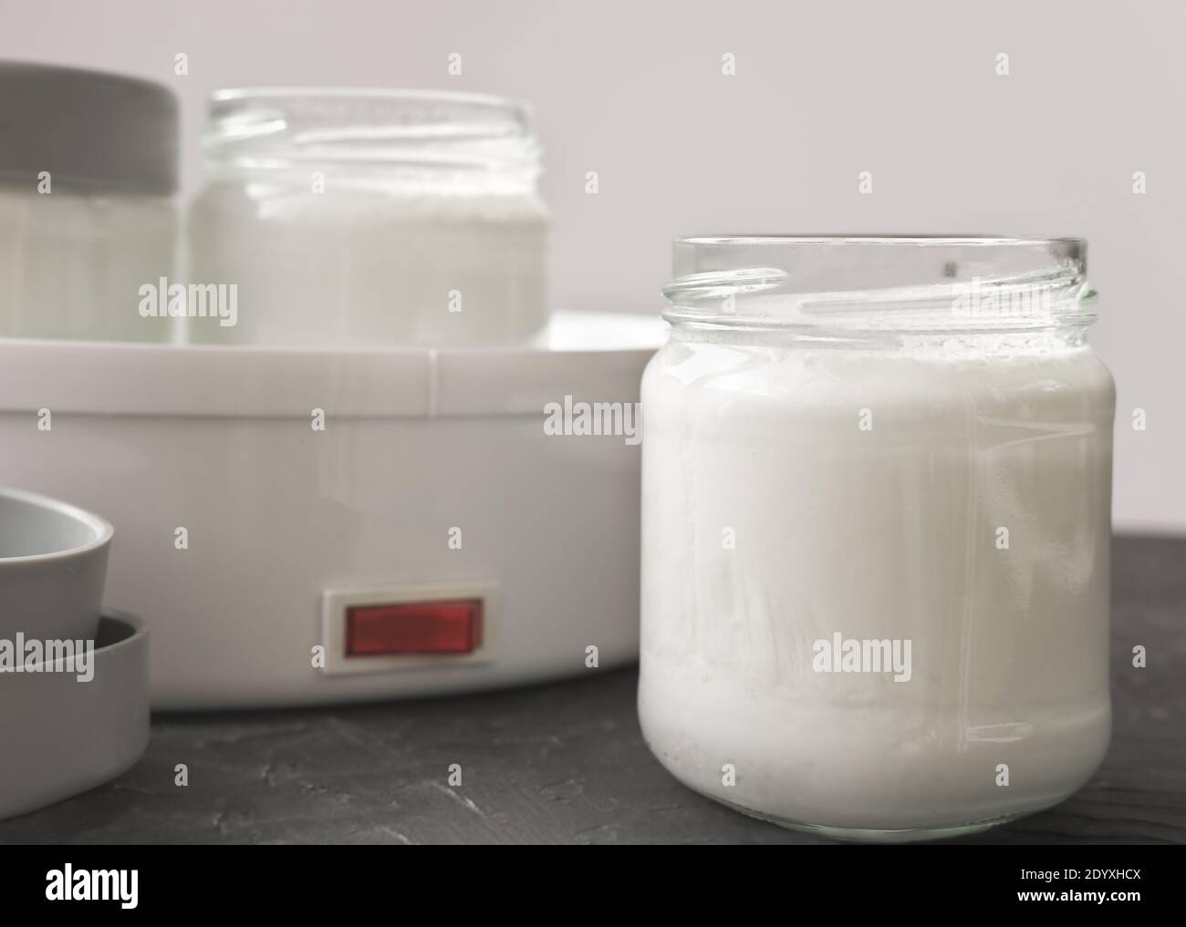 Hausgemachte Bio-Joghurt in Gläsern in der Nähe Joghurtmaschine.  Automatische Joghurt-Maschine fermentierte Milch zu Hause zu machen.  Joghurt oder Kefir Herstellung während Quarantäne-Konzept Stockfotografie -  Alamy