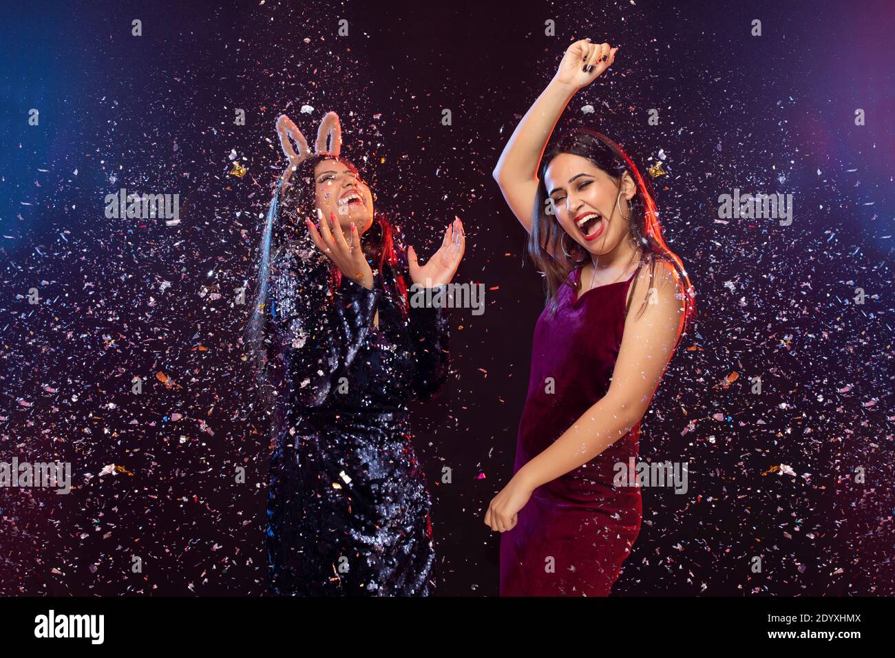 Fröhliche junge Frauen tanzen die Neujahrsparty feiern Stockfoto