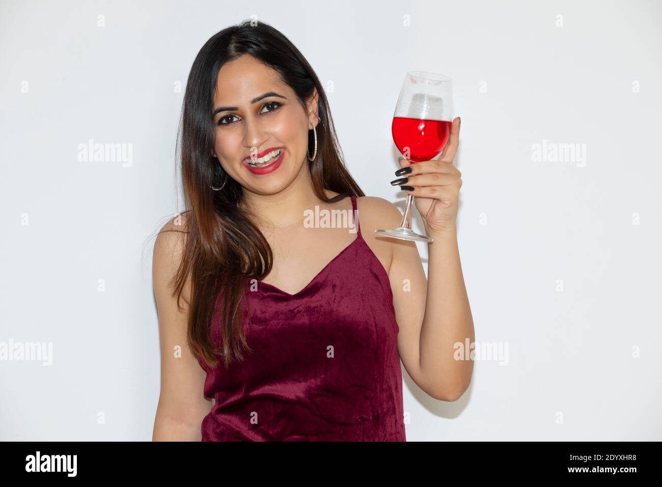 Junge Frau mit Weinglas zur Feier der Neujahrsfeier Stockfoto