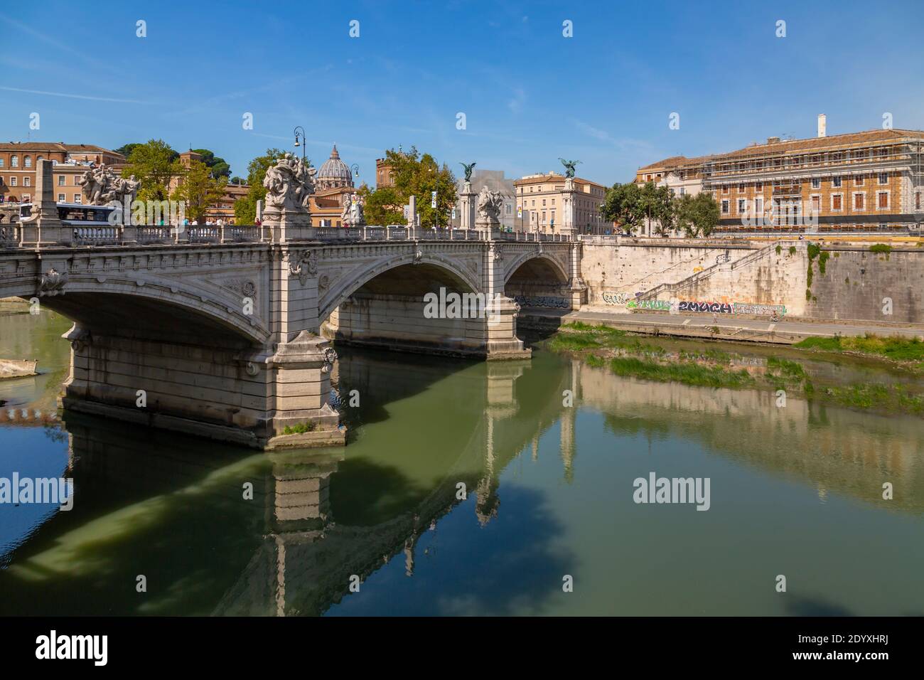 Blick auf den Tiber (Tevere) und die Kuppel des Petersdoms, Rom, Latium, Italien, Europa Stockfoto