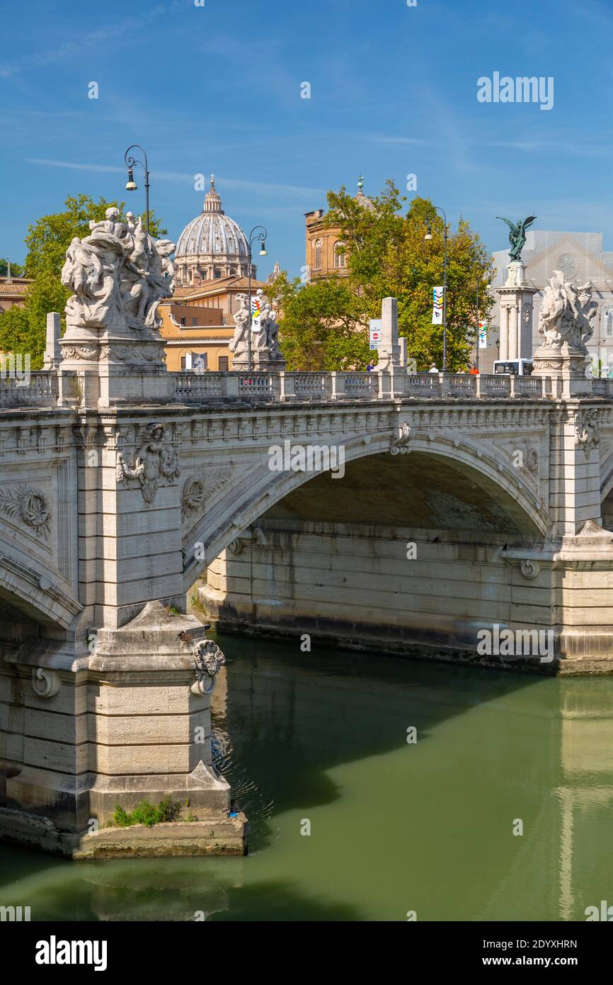 Blick auf den Tiber (Tevere) und die Kuppel des Petersdoms, Rom, Latium, Italien, Europa Stockfoto