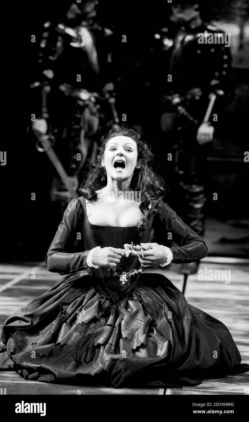 Frances Barber (Ophelia) in HAMLET von Shakespeare an der Royal Shakespeare Company (RSC), Barbican Theatre, London EC2 11/04/1985 Design: Maria Bjornson Beleuchtung: Chris Ellis Kämpfe: Malcolm Ranson Regie: Ron Daniels Stockfoto