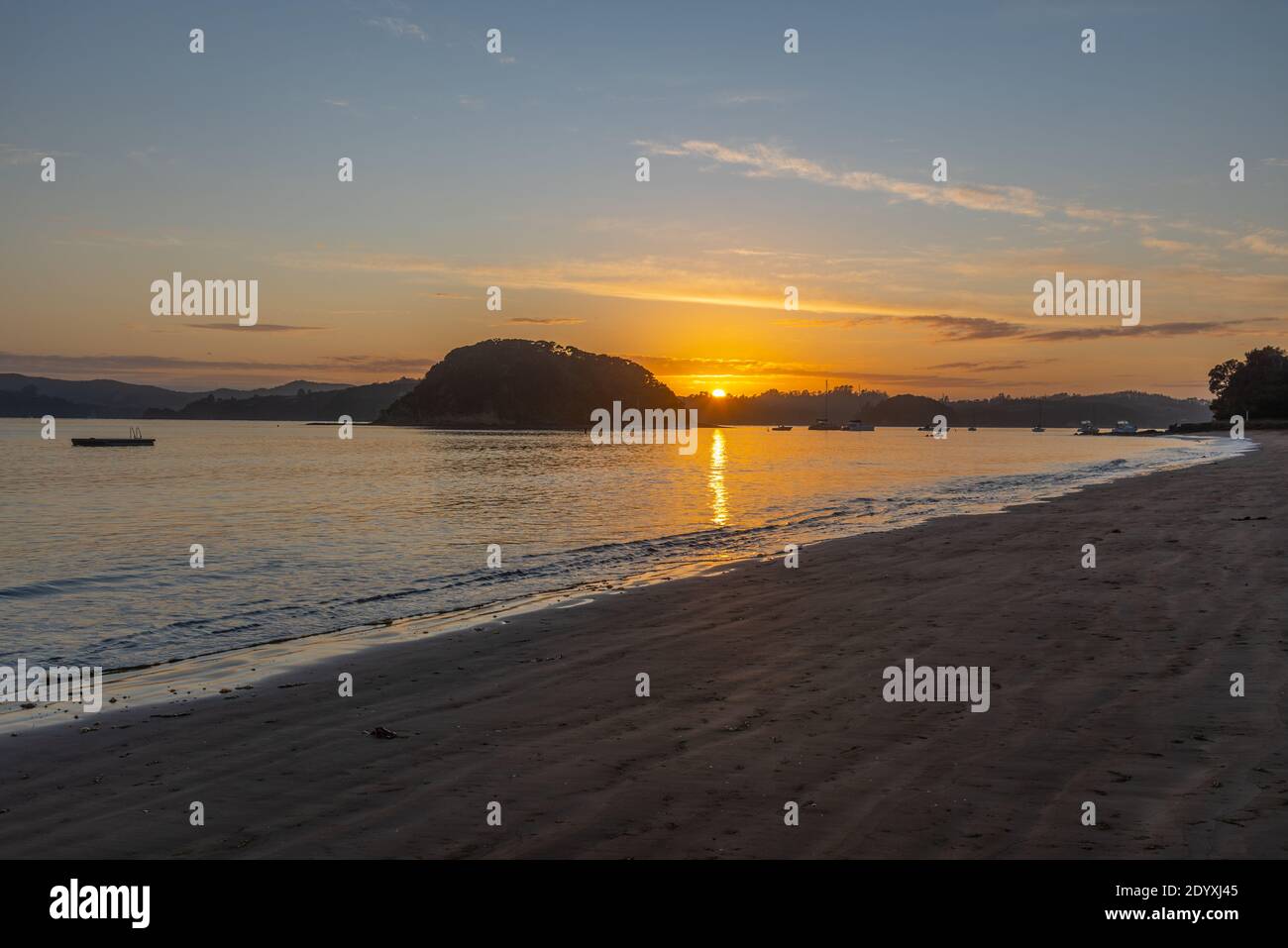 Sonnenuntergang Blick auf einen Strand in Paihia, Neuseeland Stockfoto