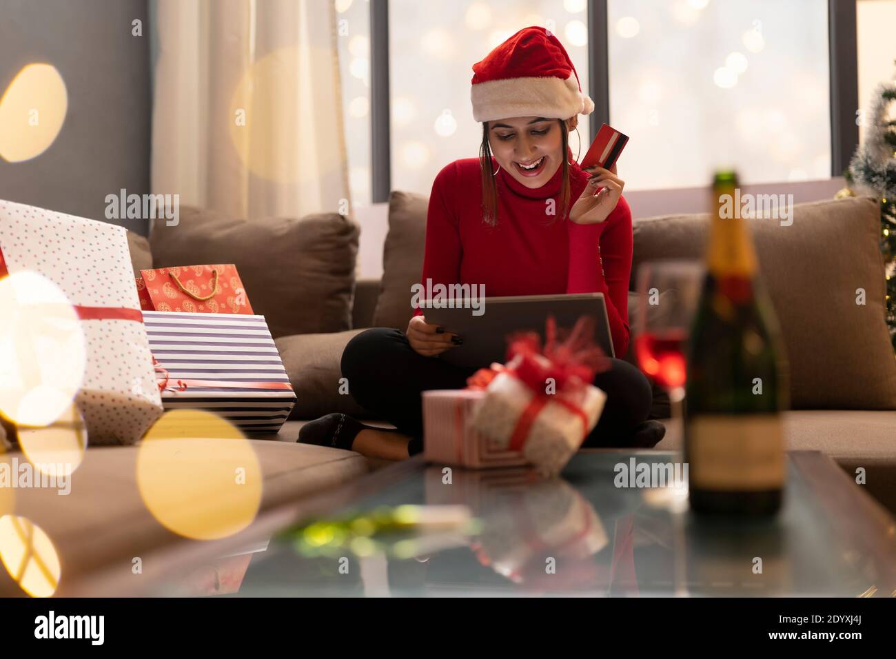 Junge Frau feiert Weihnachten Weinparty zu Hause Stockfoto