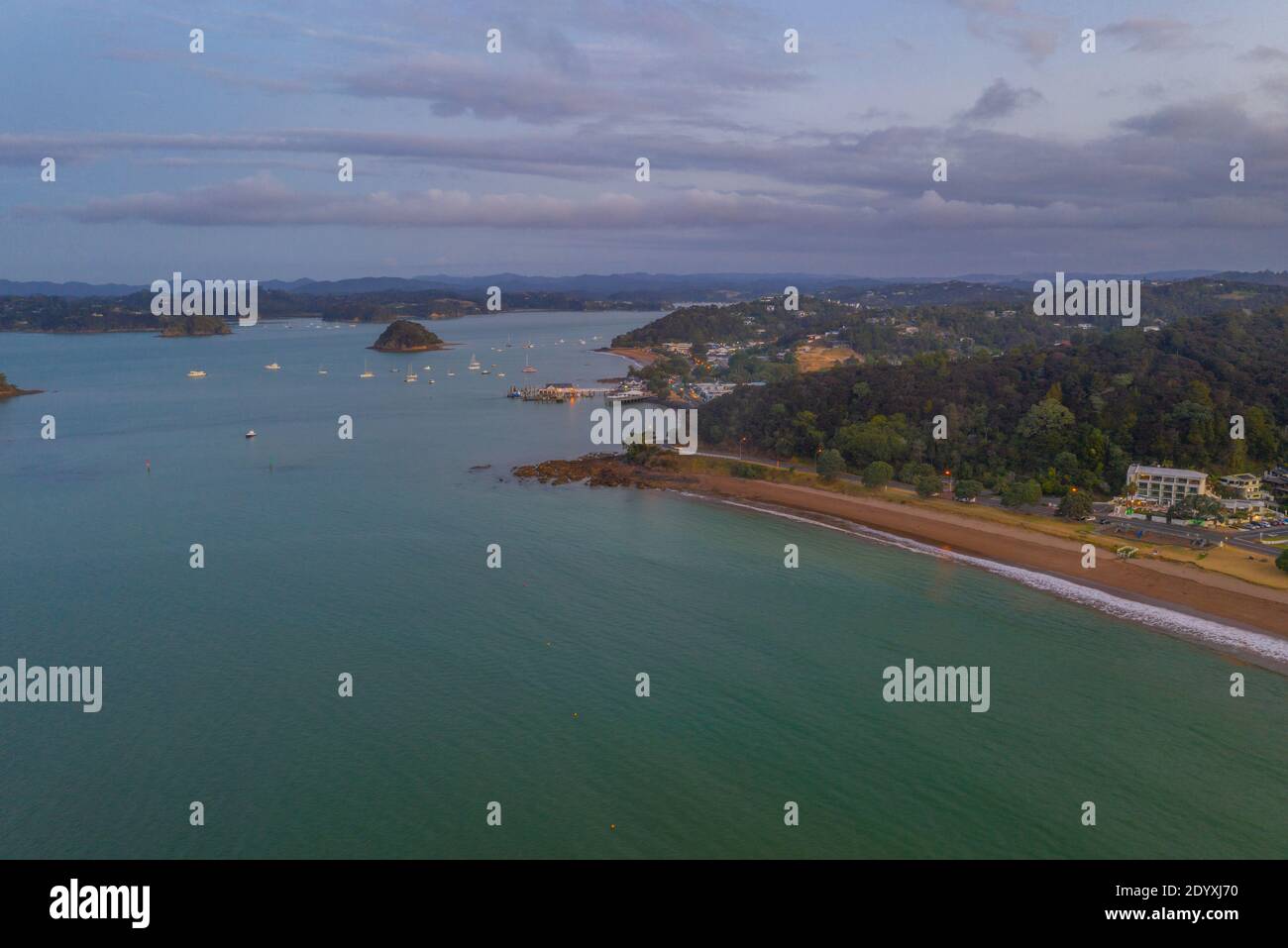 Sonnenuntergang Blick auf einen Strand in Paihia, Neuseeland Stockfoto