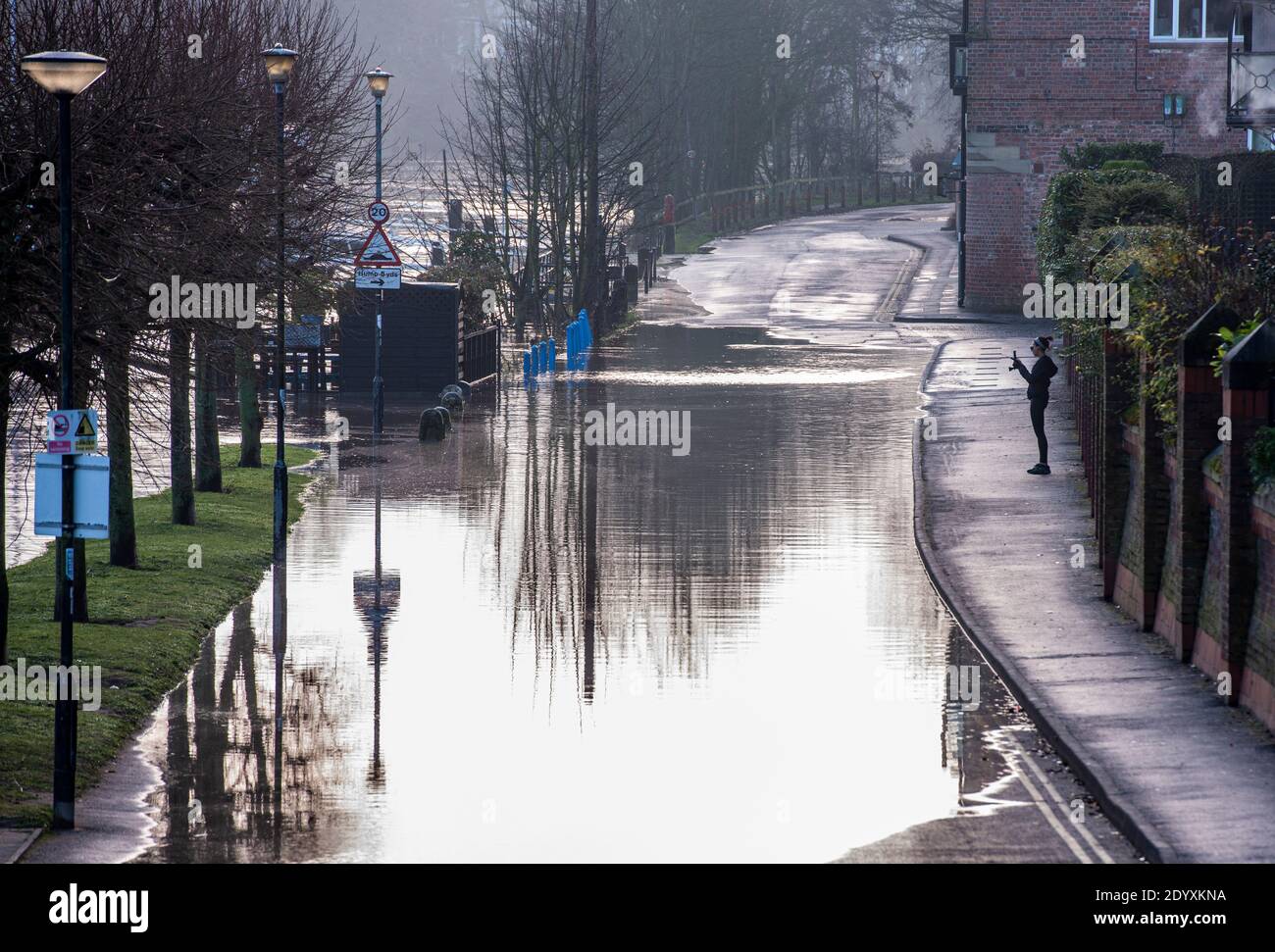 York, Großbritannien. Dezember 2020. Der Fluss Ouse steigt in York weiter an, mit den daraus resultierenden schweren Überschwemmungen. Kredit: ernesto rogata/Alamy Live Nachrichten Stockfoto