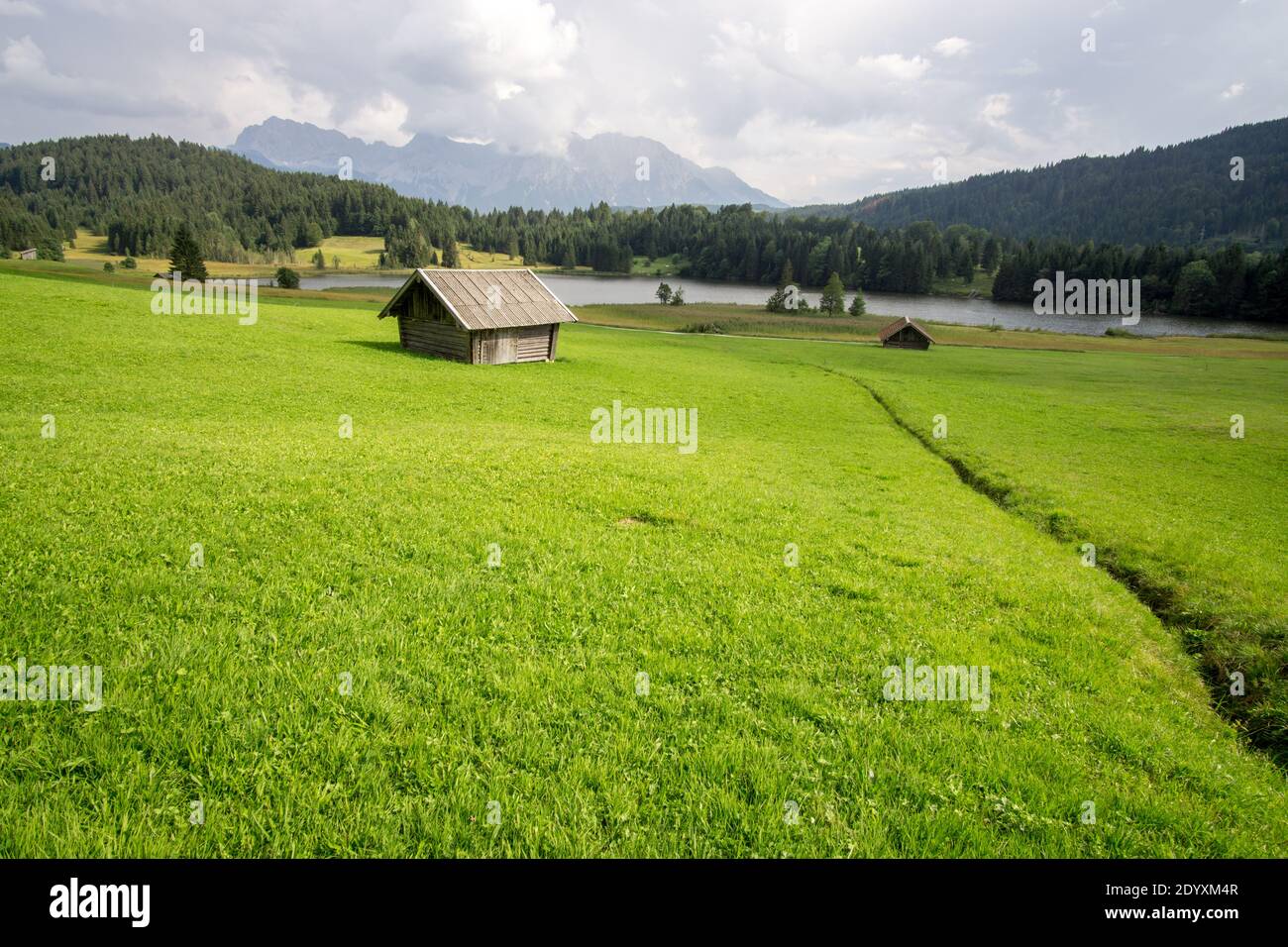 Hütte auf den Wiesen von Geroldsee See, Bayerische Alpen, Deutschland Stockfoto