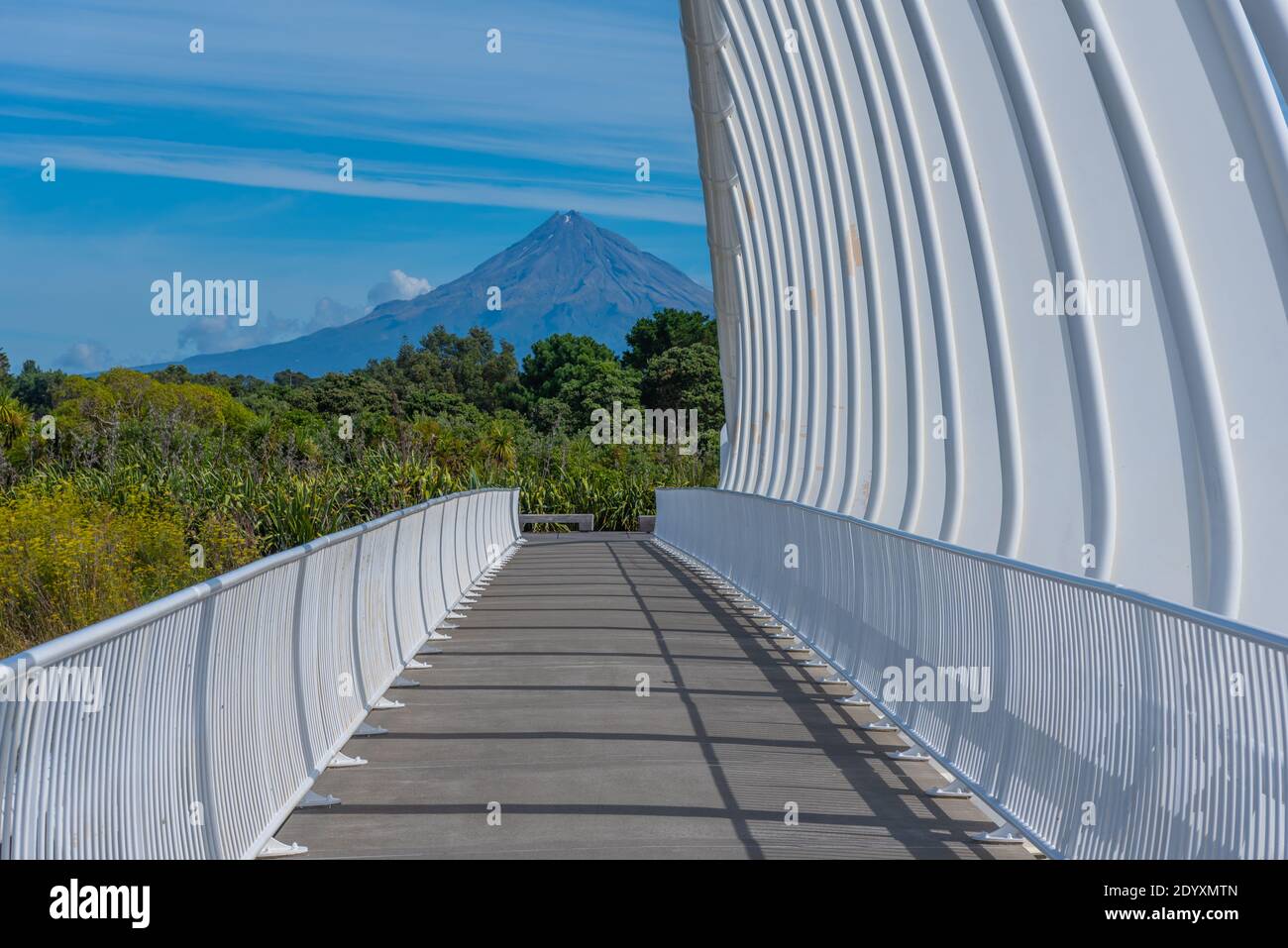 Mt. Taranaki über die Te Rewa Rewa Brücke in New Plymouth, Neuseeland Stockfoto