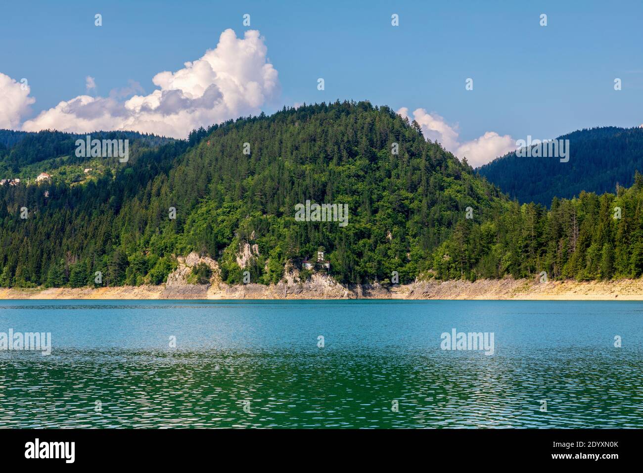 Sonniger Sommertag auf dem künstlichen See Zaovine auf dem Berg Tara, Serbien. Stockfoto