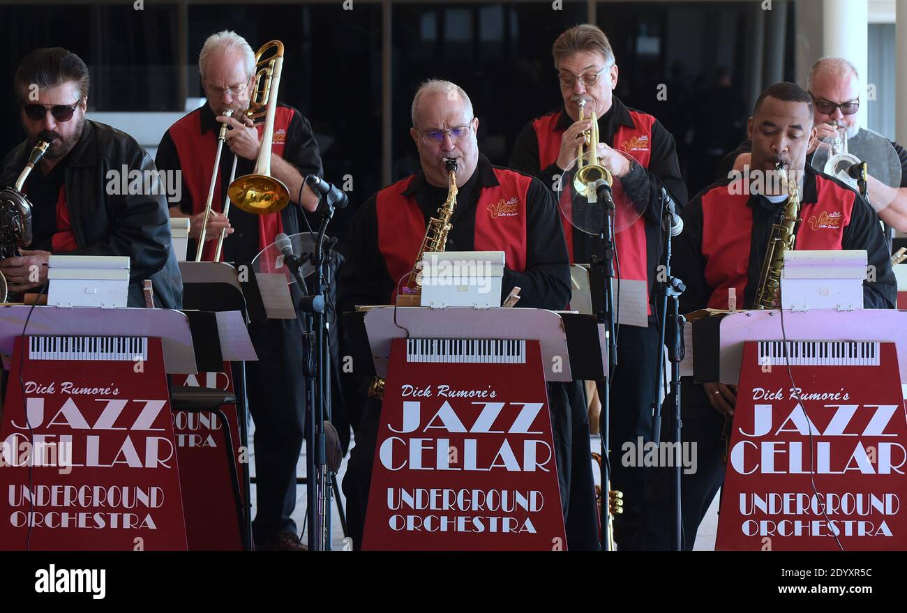 St. Petersburg, Usa. Dezember 2020. Jazzband, die während des letzten Programms von Windhundrennen in Derby Lane, der ältesten kontinuierlich laufenden Windhundrennbahn in den Vereinigten Staaten, auftrat. Im Jahr 2018, Florida Wähler genehmigt eine Verfassungsänderung, die Wetten auf Windhunde ab 31. Dezember 2020 verboten. Das letzte Rennen im Bundesstaat wird am Silvesterabend im Palm Beach Kennel Club stattfinden. Kredit: SOPA Images Limited/Alamy Live Nachrichten Stockfoto