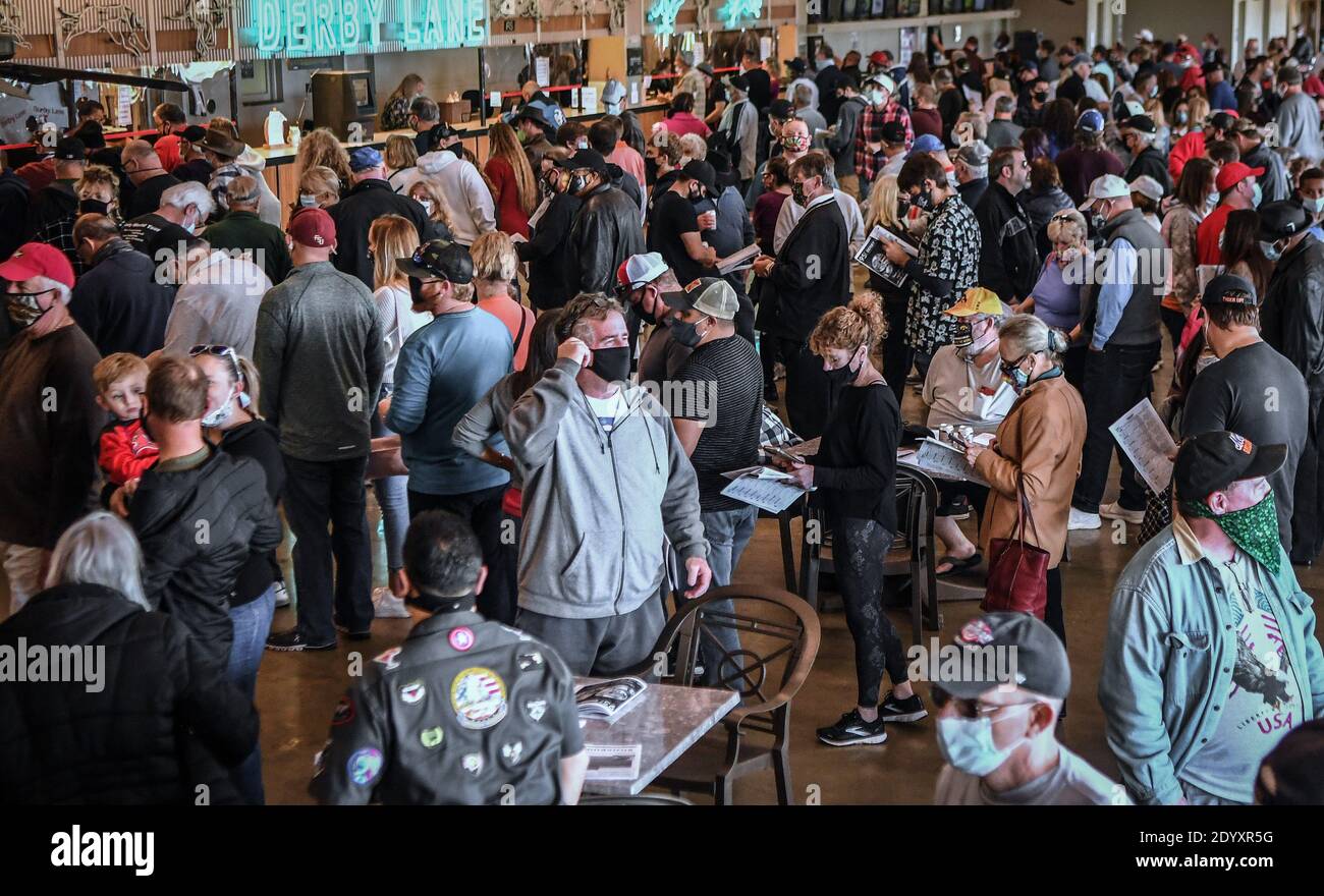 St. Petersburg, Usa. Dezember 2020. Rennsportfans, die in der Schlange stehen, um beim Endprogramm der Windhundrennen in Derby Lane, der ältesten kontinuierlich laufenden Windhundrennbahn der Vereinigten Staaten, Wetten zu platzieren. Im Jahr 2018, Florida Wähler genehmigt eine Verfassungsänderung, die Wetten auf Windhunde ab 31. Dezember 2020 verboten. Das letzte Rennen im Bundesstaat wird am Silvesterabend im Palm Beach Kennel Club stattfinden. Kredit: SOPA Images Limited/Alamy Live Nachrichten Stockfoto