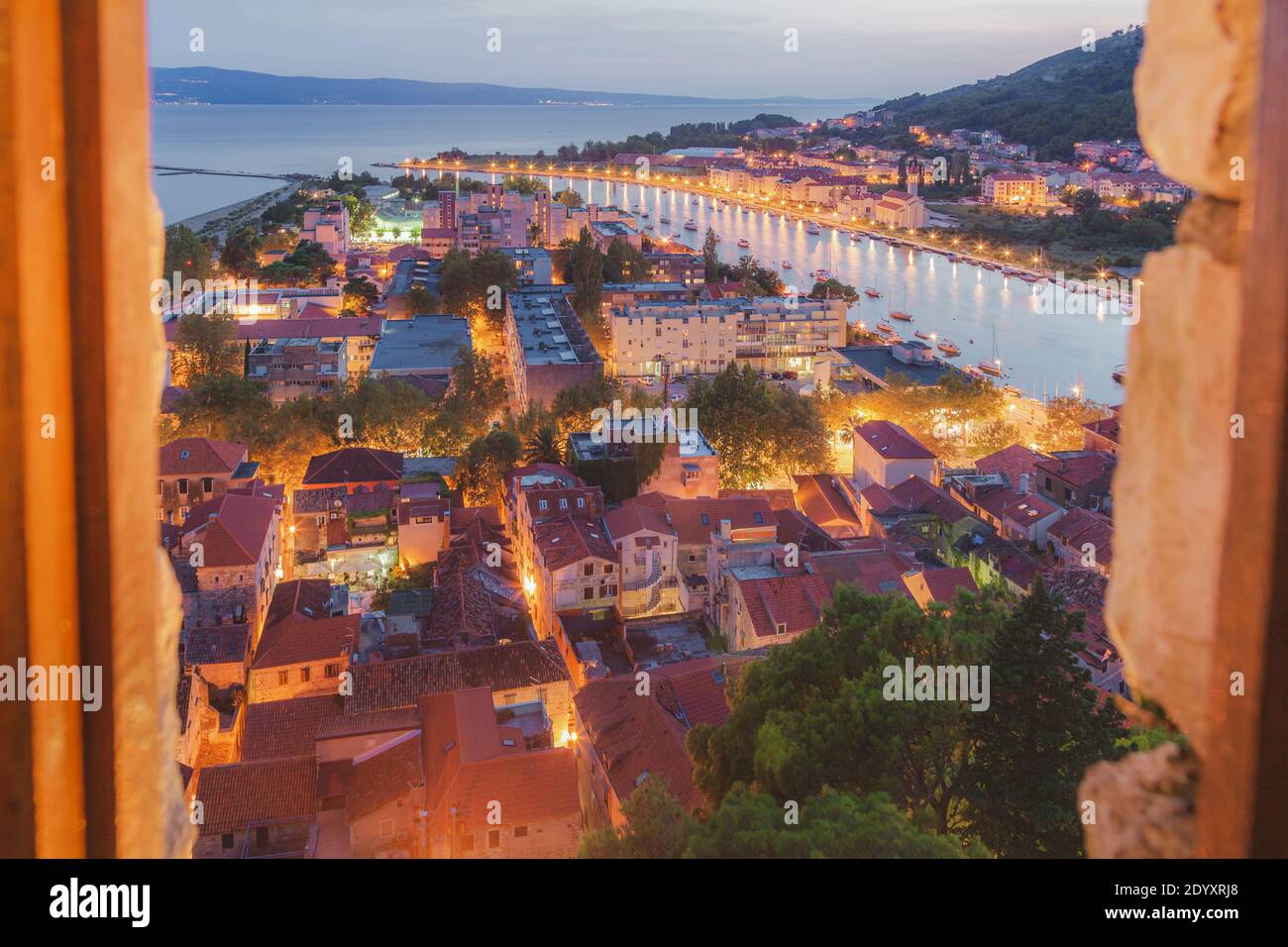 Omis, Kroatien - September 19 2014: Blaue Stunde Blick auf Omis und den Fluss Cetina aus dem Fenster von Tvrđava Starigrad-Fortica Stockfoto