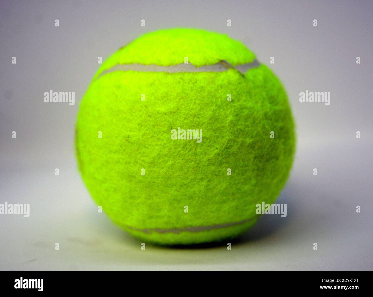 Tennisball Mit Weißem Hintergrund Stockfoto