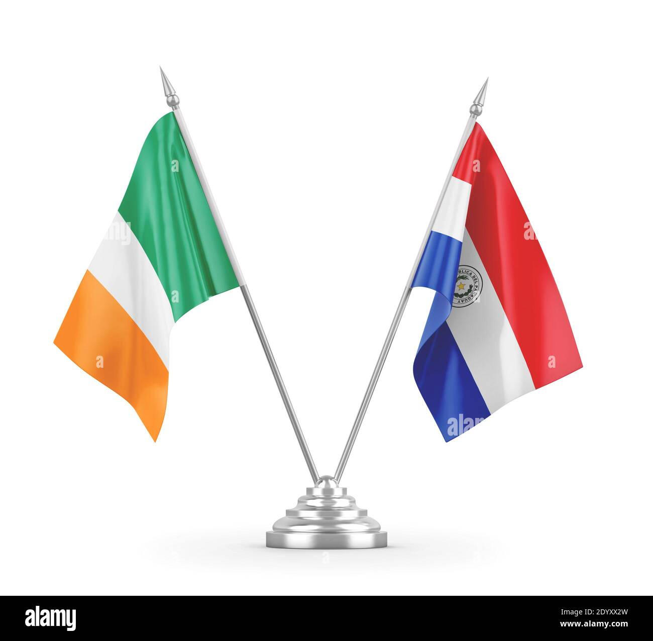 Paraguay und Irland Tischflaggen isoliert auf weißem 3D-Rendering Stockfoto