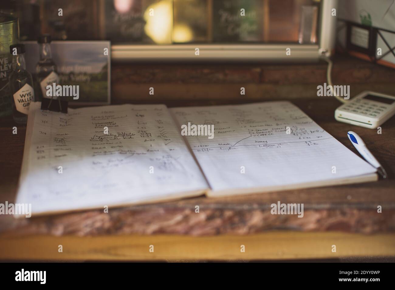Ein Ehrlichkeitsbuch auf dem Campingplatz Penhein Glamping in der Nähe von Chepstow, Wales, Großbritannien. Stockfoto
