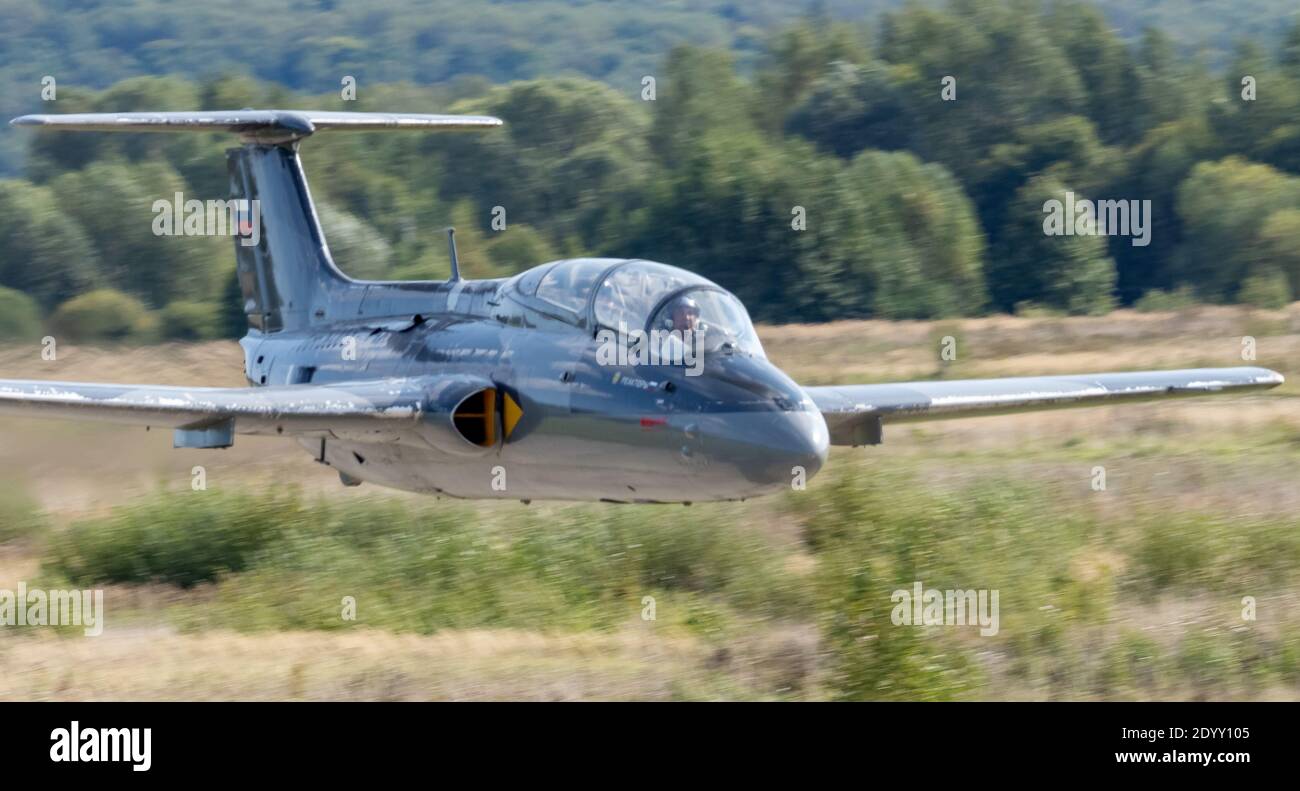 12. September 2020, Kaluga Region, Russland. Das Trainingsflugzeug Aero L-29 Delfin führt einen Trainingsflug auf dem Flugplatz Oreshkovo durch. Stockfoto