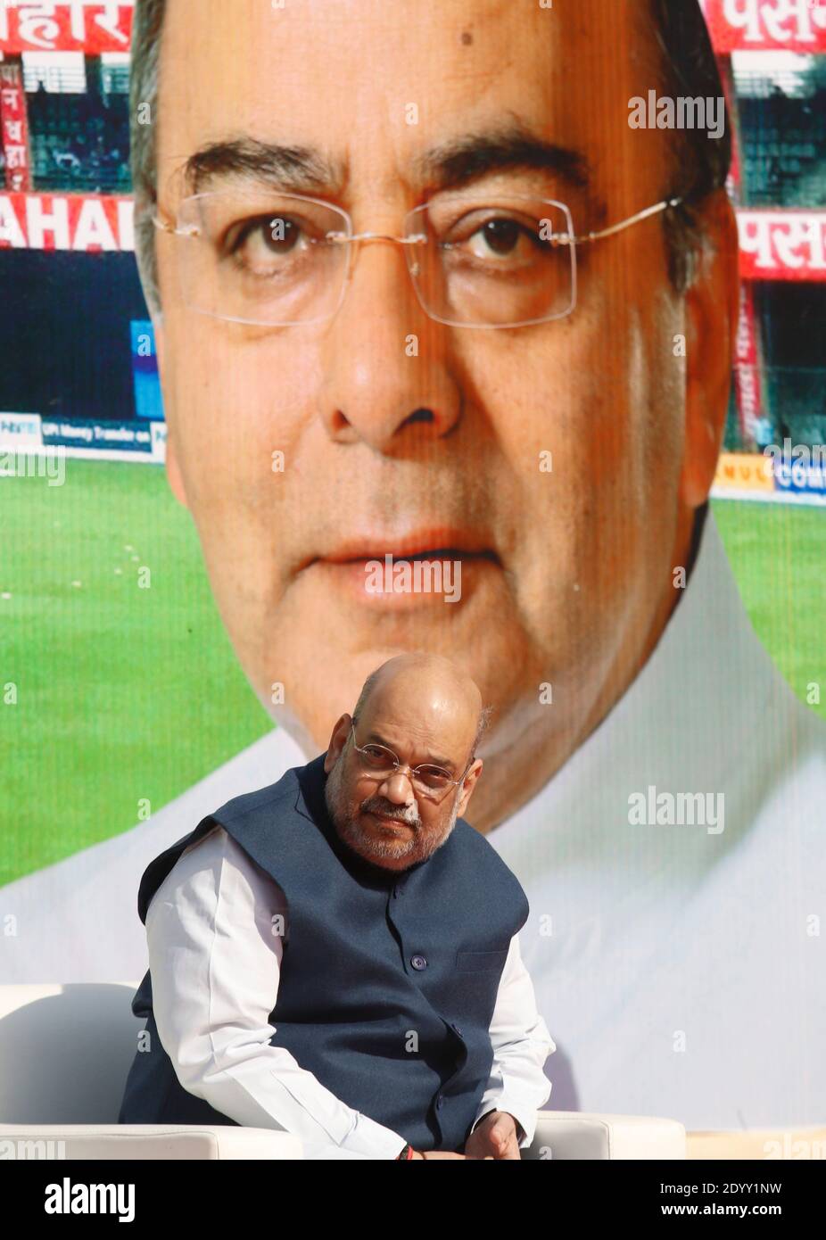 Der Innenminister der India Union, Amit Shah, wurde neben dem Arun Jaitley-Porträt während der Enthüllungsfunktion einer lebensgroßen Statue des verstorbenen Arun Jaitley im Arun Jaitley-Stadion, Feroz Shah Kotla Ground, gesehen. Arun Jaitley war Delhi und District Cricket Association (DDCA) Präsident für 13 Jahre. Stockfoto