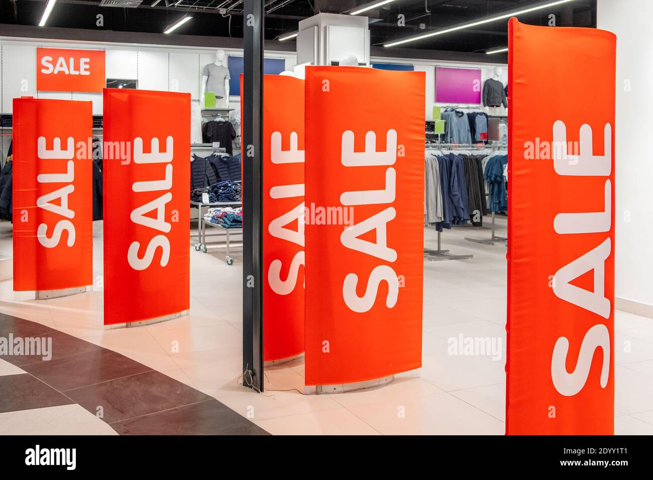 Rote Plakatwände am Eingang zum Bekleidungsgeschäft mit der Inschrift über den großen Saisonverkauf. Promotion, Werbung, Shopping und Black Frid Stockfoto