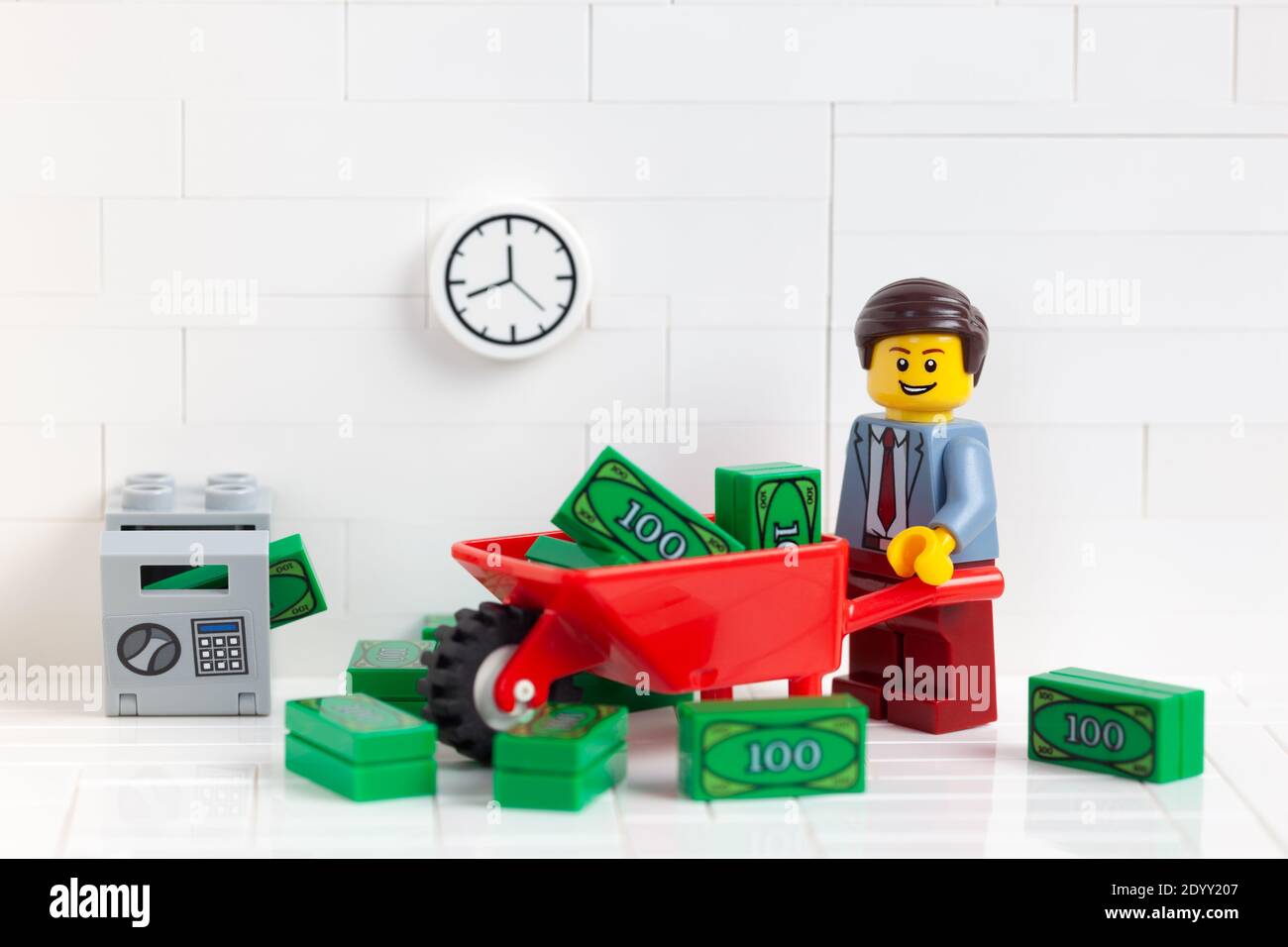 Tambov, Russische Föderation - 23. Dezember 2020 Lego businesssperson minifigur Transport von Geld in einer Schubkarre. Stockfoto