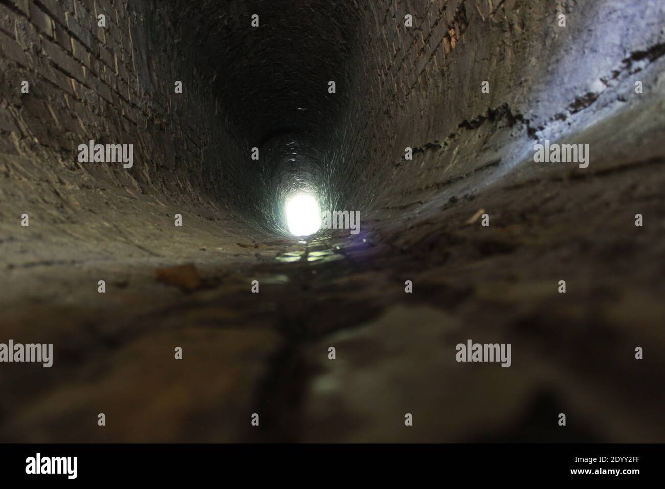 Tunnel, nun, Licht am Ende des Tunnels. Hochwertige Fotos Stockfoto
