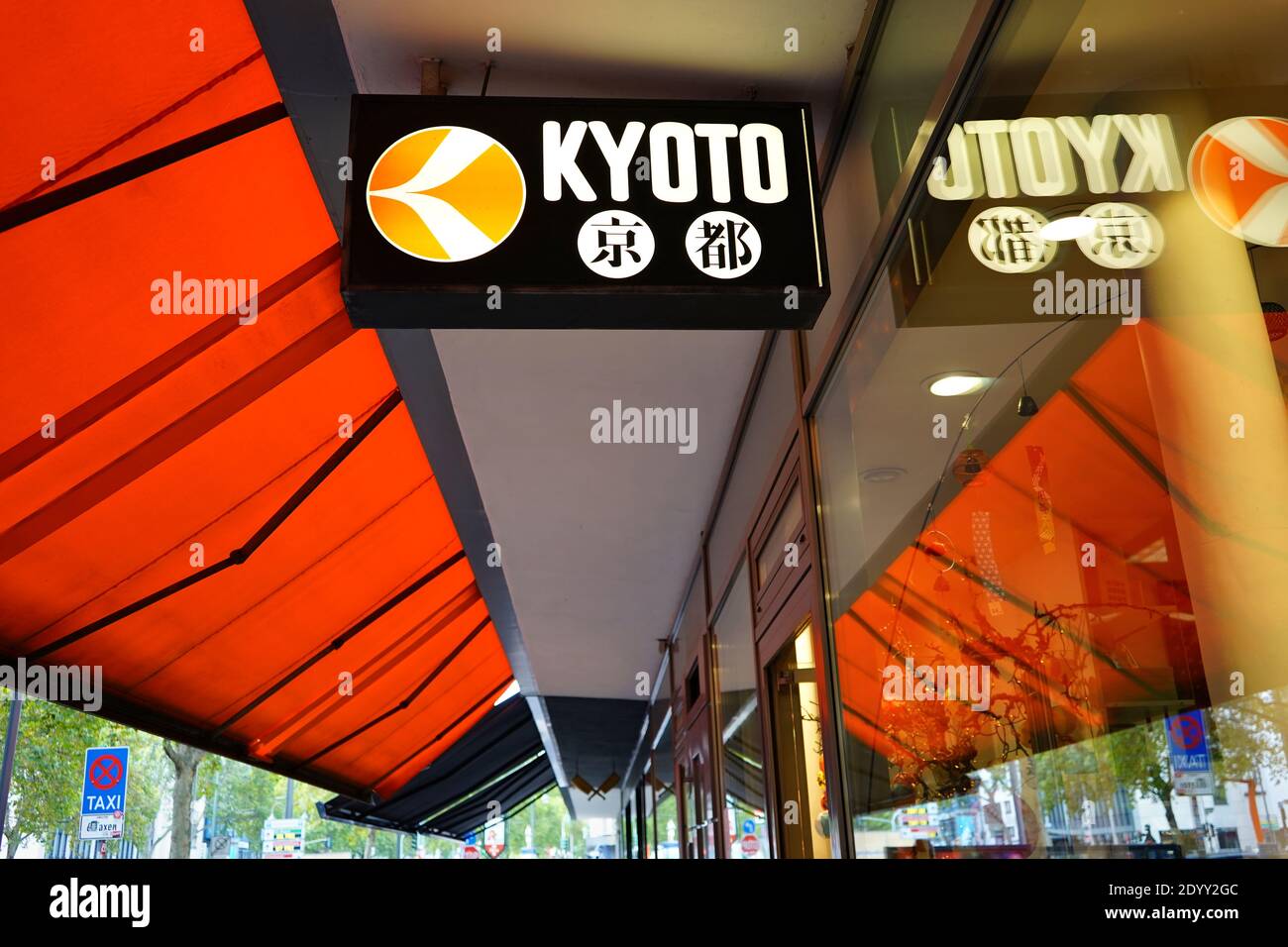 Außenansicht eines japanischen Geschäfts mit roter Markise in der Immermannstraße in Düsseldorf. Das japanische Viertel ist sowohl bei Touristen als auch bei Einheimischen beliebt. Stockfoto