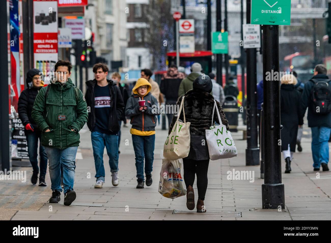 London, Großbritannien. Dezember 2020. Die Straßen sind nicht verlassen, aber es ist nicht klar, warum die Menschen dort sind - Oxford Street, an der Post Christmas Bank Holiday und in Tier 4, und die Geschäfte sind wieder geschlossen, aber die Menschen sind, seltsamerweise, immer noch draußen. Für den Einzelhandel sind dies noch schwierige Zeiten. Kredit: Guy Bell/Alamy Live Nachrichten Stockfoto