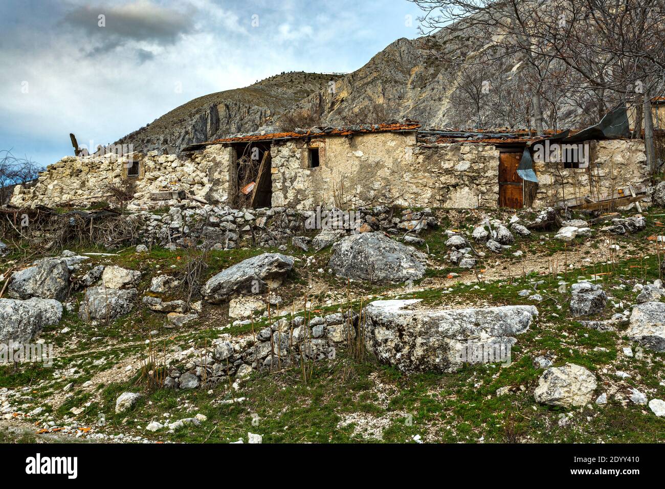 Zerstörte und verlassene Schäferhäuser. Frattura, Abruzzen, Italien, Europa Stockfoto