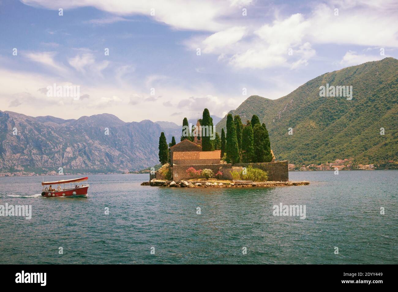 Insel St. George vor der Küste von Perast Stadt. Bucht von Kotor, Montenegro Stockfoto