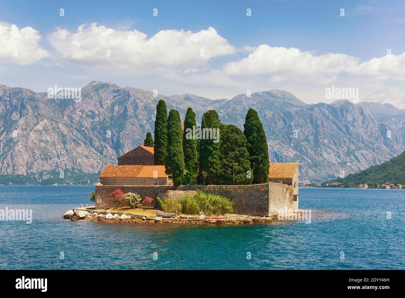 Insel St. George vor der Küste von Perast Stadt in der Bucht von Kotor. Montenegro Stockfoto