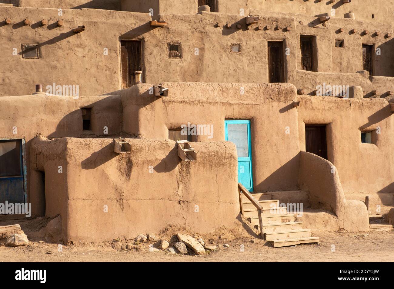 Lehmhäuser im historischen Indianerdorf Taos Pueblo, New Mexico, USA. Ein UNESCO-Weltkulturerbe. Stockfoto