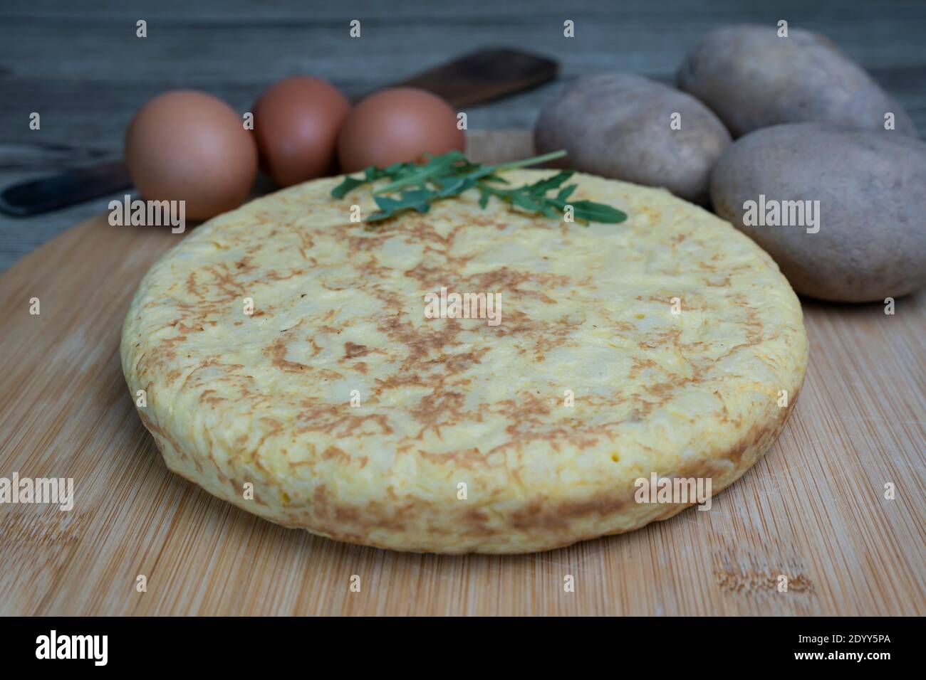 Leckeres spanisches Omelett namens Tortilla de Patatas mit frischen Kartoffeln und Eiern auf Holzbrett.Nahaufnahme klassische spanische Küche Konzept. Stockfoto