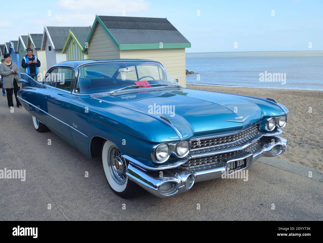 Classic Blue Cadillac Automobile an der Strandpromenade geparkt. Stockfoto