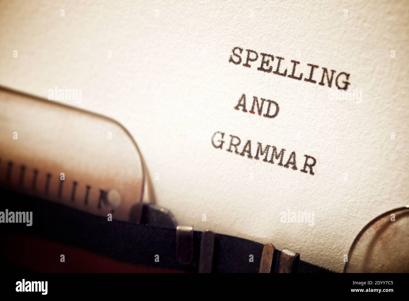 Rechtschreib- und Grammatikphrase mit Schreibmaschine geschrieben. Stockfoto