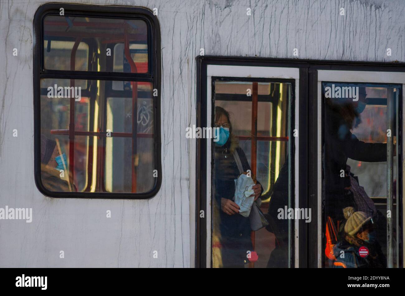 BUKAREST, RUMÄNIEN - 28. Dezember 2020 - Passagiere mit Gesichtsmasken in einer Straßenbahn als Vorsichtsmaßnahme gegen die Übertragung von COVID-19 in Bukarest, Rumänien Stockfoto