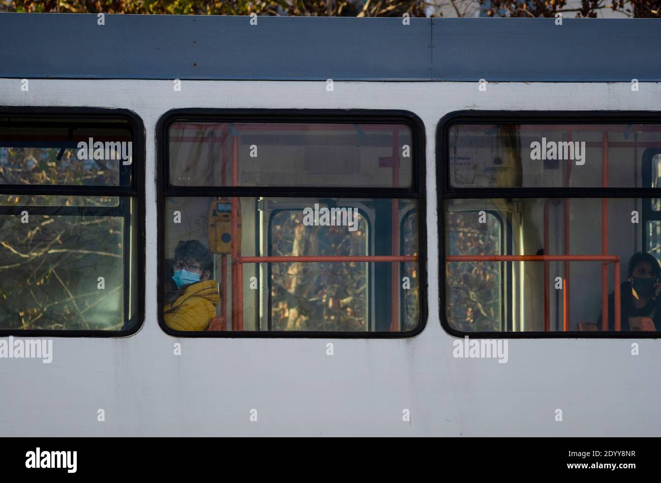 BUKAREST, RUMÄNIEN - 28. Dezember 2020 - Passagiere mit Gesichtsmasken in einer Straßenbahn als Vorsichtsmaßnahme gegen die Übertragung von COVID-19 in Bukarest, Rumänien Stockfoto